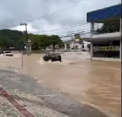 (VIDEO) Comerciantes pedem que motoristas evitem rua alagada no Guarani - 4