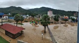 (Video) Chuva causa alagamento em diversas ruas de Brusque  - 3