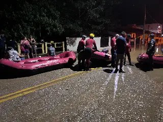(VIDEO) Bombeiros em botes resgatam famílias ilhadas no Dom Joaquim - 1