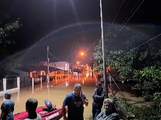 (VIDEO) Bombeiros em botes resgatam famílias ilhadas no Dom Joaquim - 3