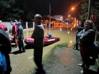 (VIDEO) Bombeiros em botes resgatam famílias ilhadas no Dom Joaquim - 5