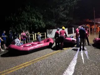 (VIDEO) Bombeiros em botes resgatam famílias ilhadas no Dom Joaquim - 2