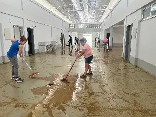 Servidores da Educação e comunidade realizam mutirão para limpeza de Escola Inundada - 7