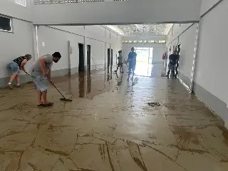 Servidores da Educação e comunidade realizam mutirão para limpeza de Escola Inundada - 3