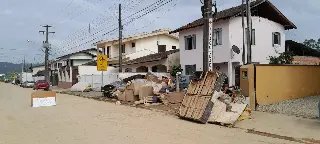 Barro, estragos e muito lixo é o que sobrou após a enchente - 1