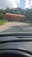 Carreta quase tomba e interrompe trânsito em Brusque  - 1