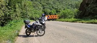 Falta de guincho impede retirada de caminhão atravessado - 1