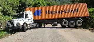 Falta de guincho impede retirada de caminhão atravessado - 3