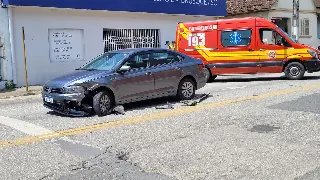 Três carros colidem em pleno Centro de Brusque - 2