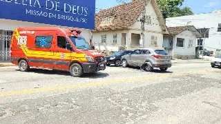Três carros colidem em pleno Centro de Brusque - 1