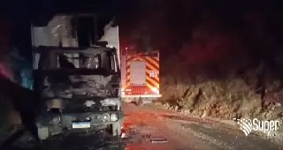 Cabine de caminhão é destruída por incêndio no Moura - 1