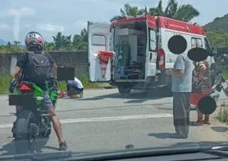 Mulher em bicicleta elétrica é atingida por carro - 1