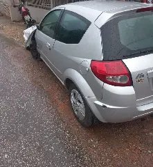 Motociclista é arremessado contra caminhão ao colidir com carro  - 3