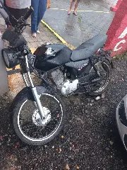 Motociclista é arremessado contra caminhão ao colidir com carro  - 1