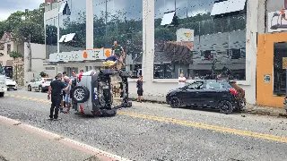 URGENTE - Carro bate em outros e tomba na Primeiro de Maio - 2