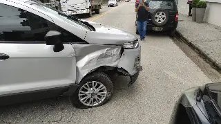 URGENTE - Carro bate em outros e tomba na Primeiro de Maio - 1
