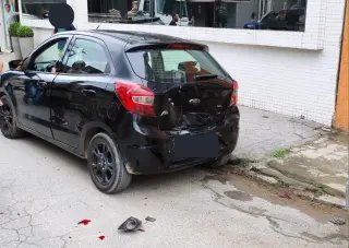URGENTE - Carro bate em outros e tomba na Primeiro de Maio - 4