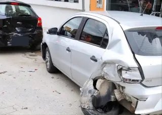 URGENTE - Carro bate em outros e tomba na Primeiro de Maio - 3
