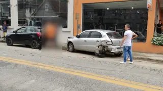 URGENTE - Carro bate em outros e tomba na Primeiro de Maio - 7