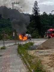 (VÍDEO) - Veículo pega fogo em Guabiruba  - 3