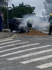 (VÍDEO) - Veículo pega fogo em Guabiruba  - 2