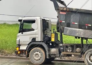 (VÍDEO) Caçamba levantada arrebenta fiação e derruba poste - 5