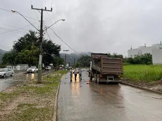 (VÍDEO) Caçamba levantada arrebenta fiação e derruba poste - 1