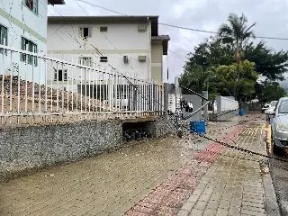 (VÍDEO) Caçamba levantada arrebenta fiação e derruba poste - 4