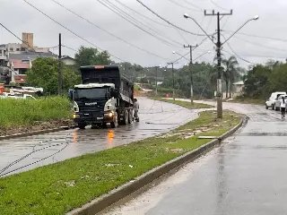 (VÍDEO) Caçamba levantada arrebenta fiação e derruba poste - 2