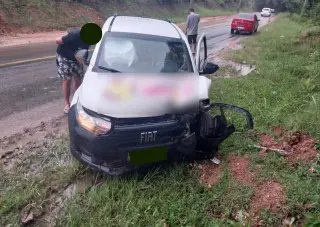Carros ficam com a frente destruída após colisão em Brusque  - 3