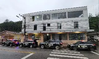 Polícia localiza depósito de drogas e prende várias pessoas por tráfico de drogas - 1