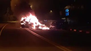 (URGENTE) Carro pega fogo após colisão frontal com outro veículo  em Brusque  - 5