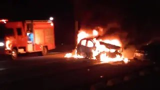 (URGENTE) Carro pega fogo após colisão frontal com outro veículo  em Brusque  - 2