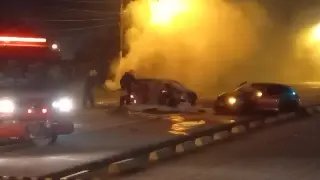 (URGENTE) Carro pega fogo após colisão frontal com outro veículo  em Brusque  - 3