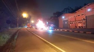(URGENTE) Carro pega fogo após colisão frontal com outro veículo  em Brusque  - 6