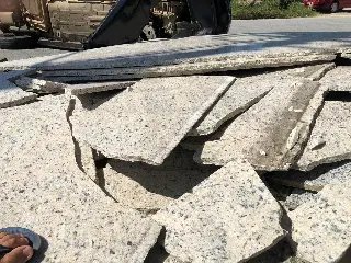 Homem sai da pista e bate o carro contra objetos de mármore na Bateas - 1