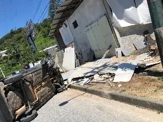 Homem sai da pista e bate o carro contra objetos de mármore na Bateas - 3