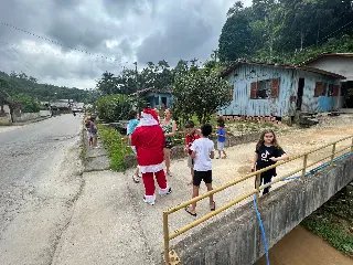 Brusque inicia celebrações natalinas com Jabiraca do Papai Noel pelos Bairros - 3