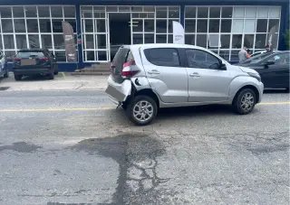Colisão entre três carros deixa mulher ferida em Brusque  - 6
