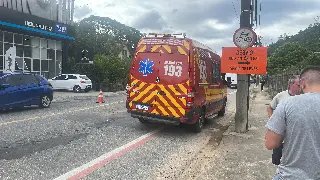 Colisão entre três carros deixa mulher ferida em Brusque  - 2