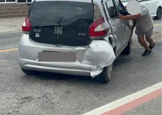 Colisão entre três carros deixa mulher ferida em Brusque  - 5