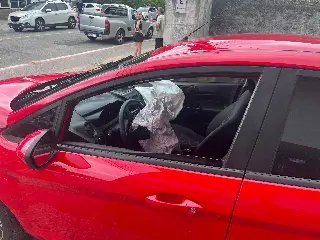 Colisão entre três carros deixa mulher ferida em Brusque  - 3