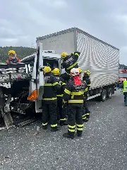 Grave acidente entre caminhões e carro deixa uma pessoa ferida - 4