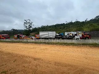 Grave acidente entre caminhões e carro deixa uma pessoa ferida - 1