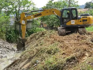 Secretaria de Obras realiza ação de limpeza de valas - 1