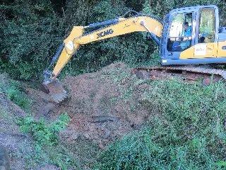 Secretaria de Obras realiza ação de limpeza de valas - 3