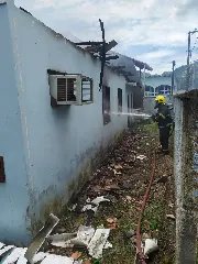 Casa abandonada é destruída por incêndio em Brusque - 1