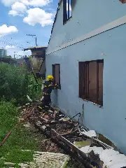 Casa abandonada é destruída por incêndio em Brusque - 2