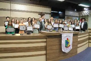 Estudantes com as melhores médias do ano recebem o diploma de Aluno Nota Dez - 11