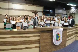 Estudantes com as melhores médias do ano recebem o diploma de Aluno Nota Dez - 10